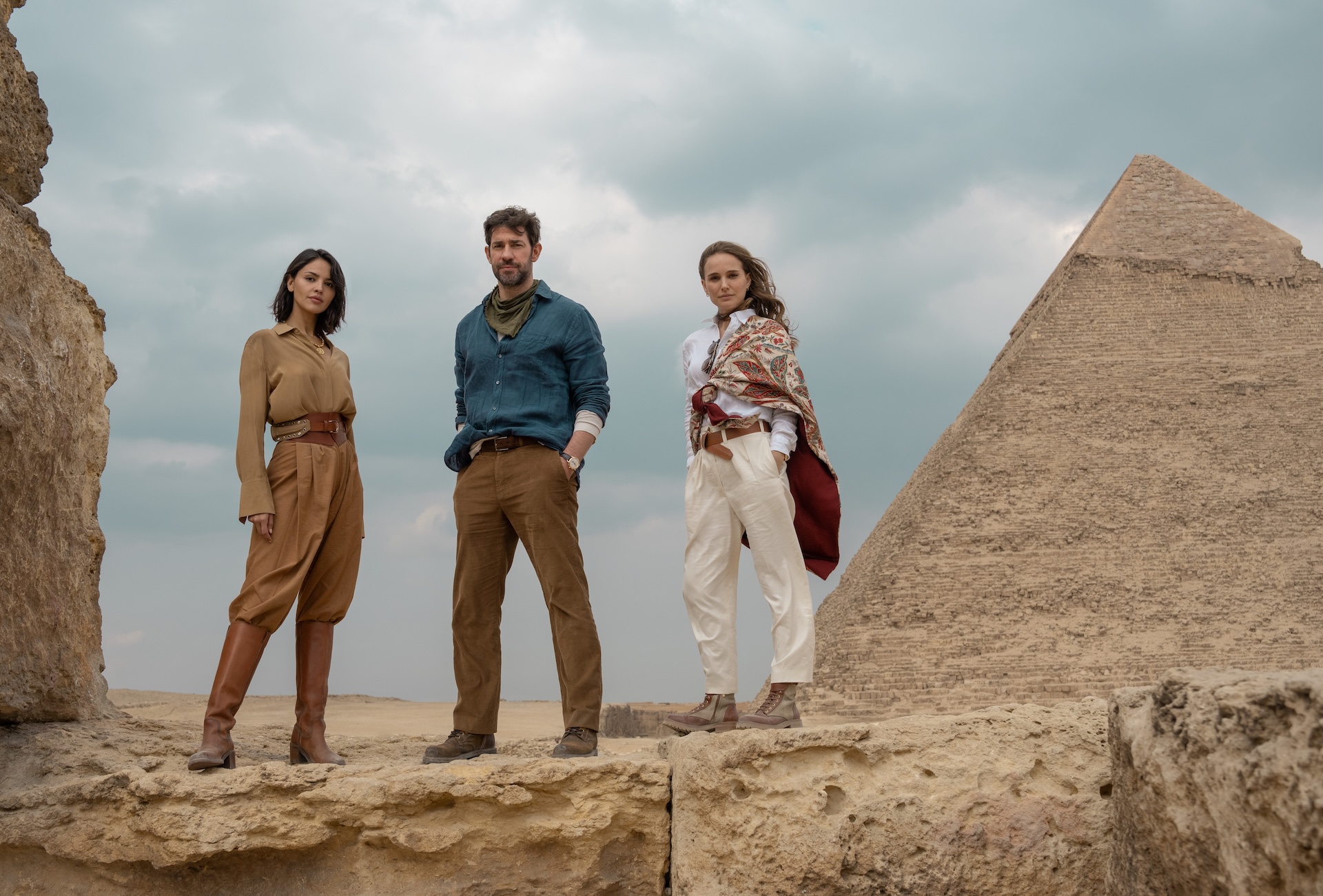 Fountain of Youth : une chasse au trésor explosive sur Apple TV+ Apple TV+ a dévoilé il y a quelques jours la bande-annonce de Fountain of Youth, le nouveau film d’aventure réalisé par Guy Ritchie (The Gentlemen, Sherlock Holmes), avec Natalie Portman, John Krasinski, Eiza González et Domhnall Gleeson.