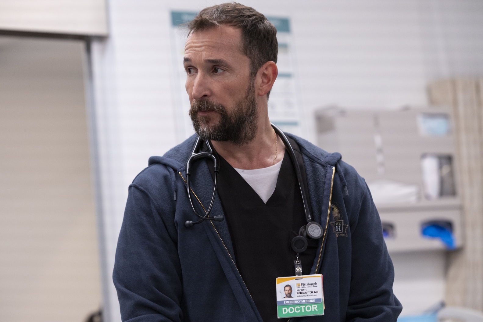 The Pitt : On en sait plus sur la Saison 2 La série médicale à succès The Pitt s’apprête à revenir pour une deuxième saison, et on commence déjà à en savoir un peu plus. R. Scott Gemmill, créateur et producteur exécutif, a partagé quelques indices lors du panel Contenders TV organisé par Deadline.